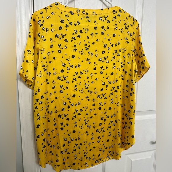 Banana Republic silk blend blouse with shirttail length. XS - Picture 3 of 4